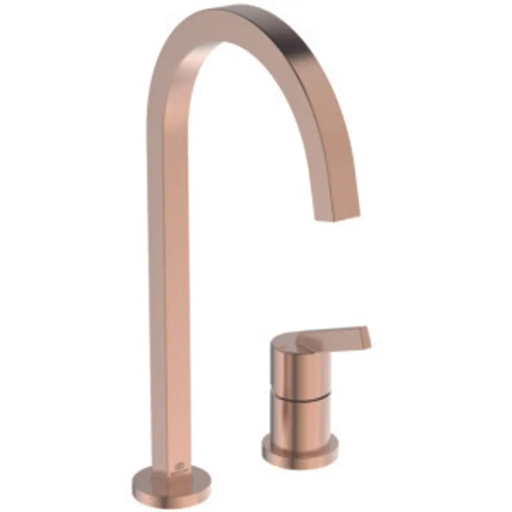 Ideal Standard Küchenarmatur in Sunset Rose mit einem hohen, gebogenen Auslauf und einem seitlichen Hebel. Minimalistisches Design für moderne Küchen.